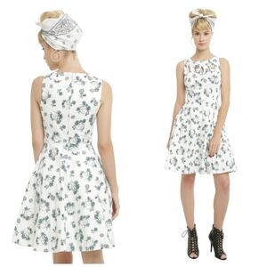 HOT TOPIC White Skull & Floral Detail Fit & Flare Dress Sz MD Halloween Fall
